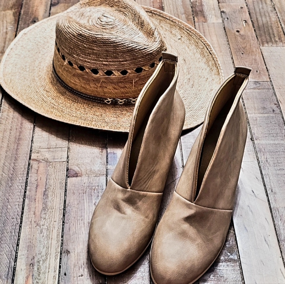 **BRAND NEW ***Women high heel Booties
